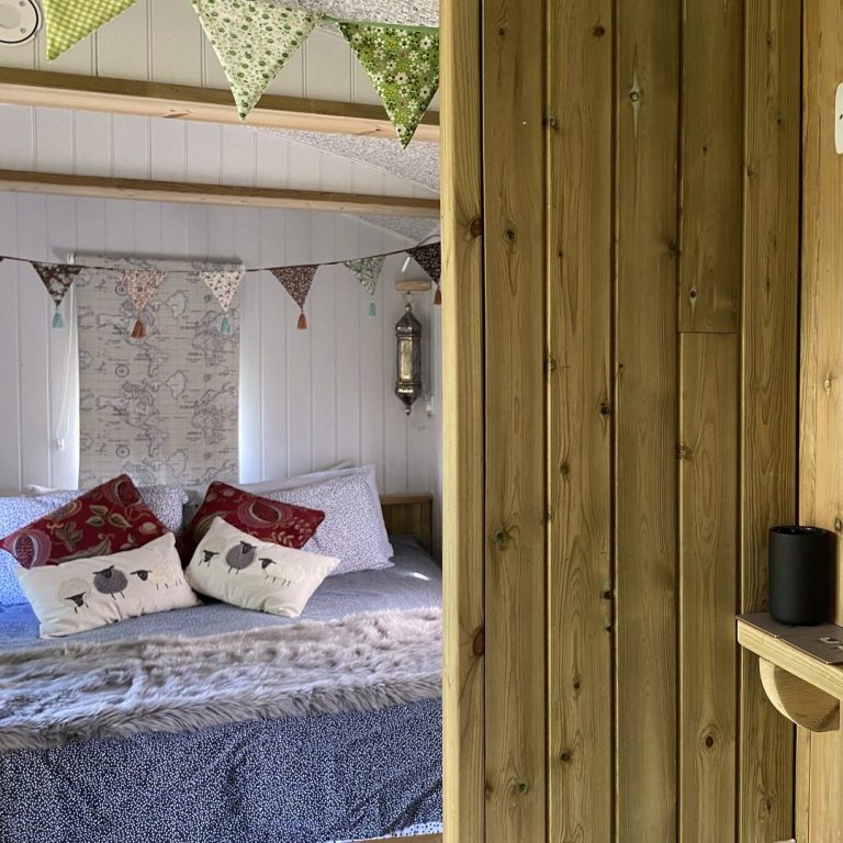 hand-built shepherds hut, comfort, luxury, ensuite, cozy